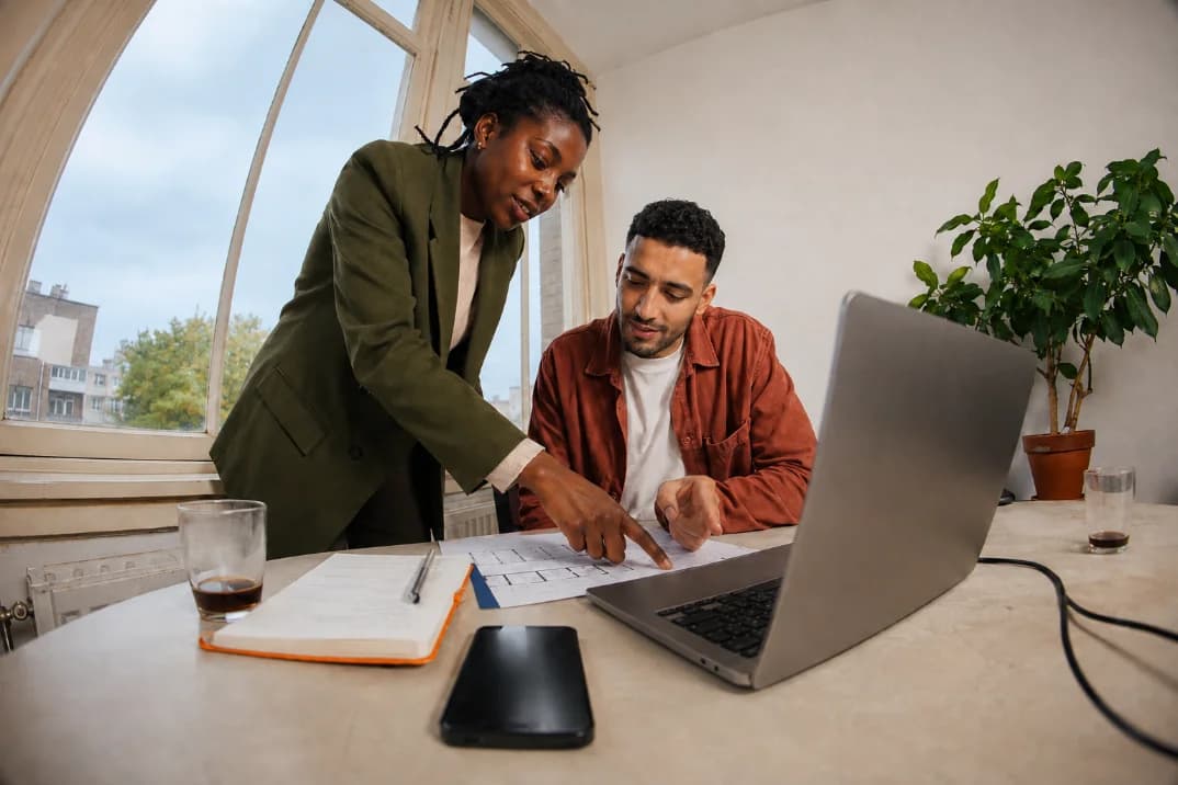 Werkgever en nieuwe medewerker in gesprek op de werkvloer